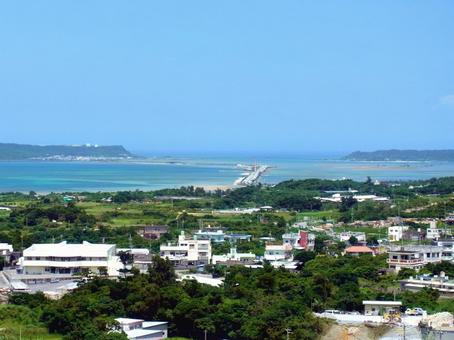 海中道路とうるま市世名城の街並み 海中道路,沖縄県道10号伊計平良川線,沖縄県うるま市与那城の写真素材