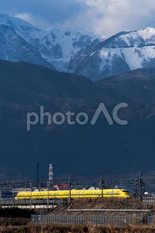 伊吹山とドクターイエロー 伊吹山,綺麗,風景の写真素材