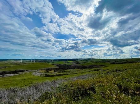 宗谷丘陵・風力発電所 宗谷,丘陵,白い道の写真素材