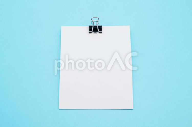クリップとメモ用紙　 紙,メモ,メモ帳の写真素材