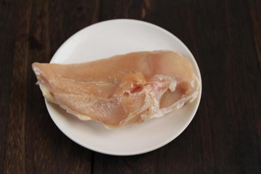 生鶏胸肉の皿盛り 生鶏胸肉の皿盛り 鶏肉,生肉,胸肉の写真素材