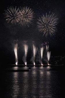夜空を彩る夏の花火大会 夜空を彩る夏の花火大会の写真