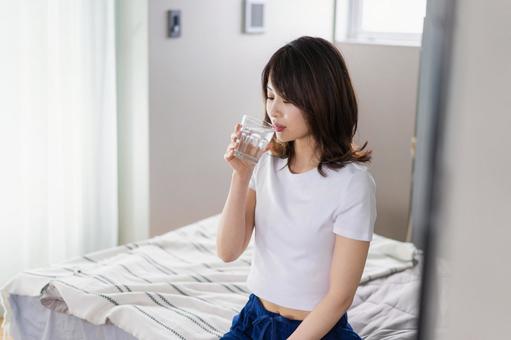 起きて水分補給をする若い女性 美しい,習慣,活動の写真素材