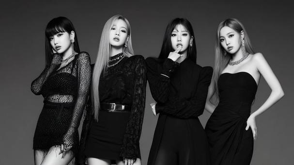 K-POPアイドル風モノクロ美女4人の写真