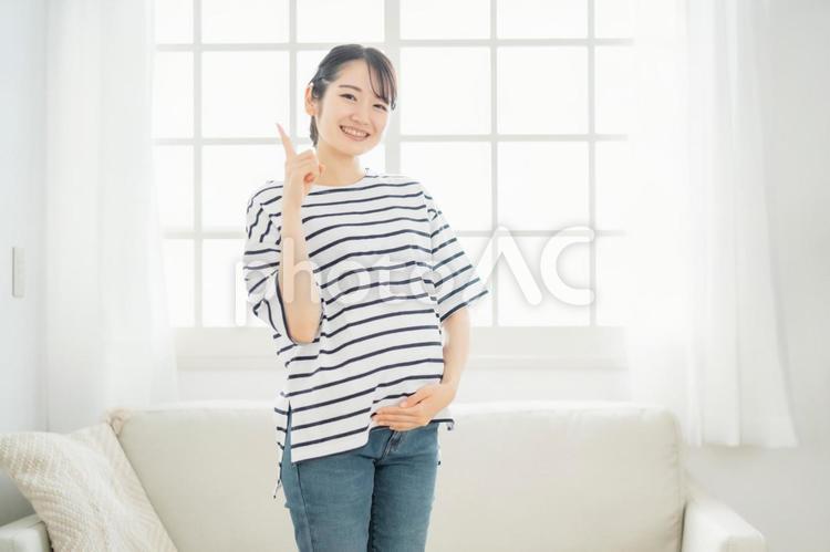 部屋にいる妊婦（笑顔・カメラ目線） 妊婦,妊娠,妊活の写真素材
