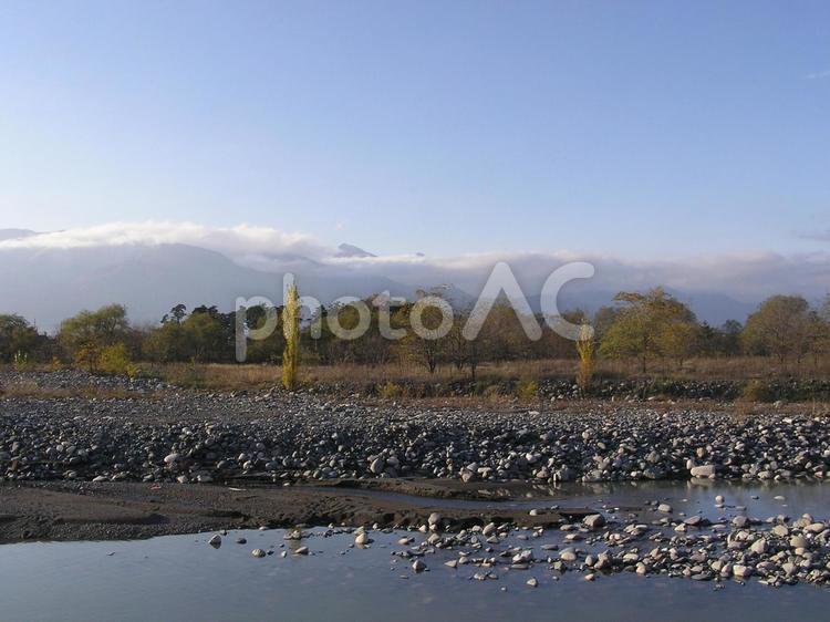 梓川河川敷からの常念岳 北アルプス,雲,空の写真素材