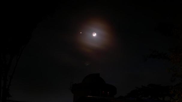 月光に照らされる天文台の夜 月光に照らされる天文台の夜 天文台,月,夜空の写真素材
