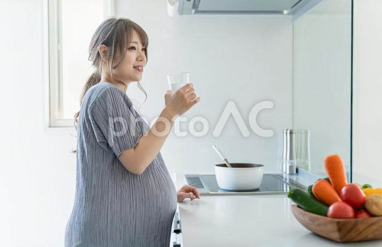 朝、水・ぬるま湯・白湯を飲む妊婦の女性 妊婦,白湯,水の写真素材