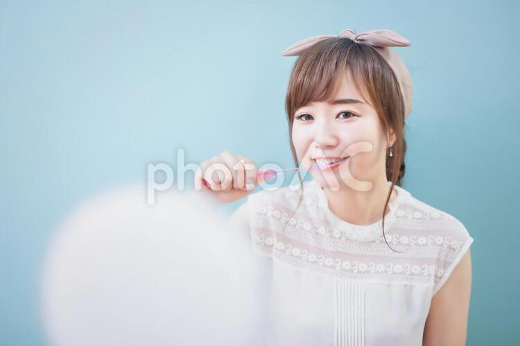 虫歯予防のために歯磨きをする若い女性 歯磨き,歯ブラシ,歯みがきの写真素材