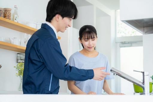 キッチンで女性に説明をする不動産業者 キッチンで女性に説明をする不動産業者 不動産,設計,女性の写真素材