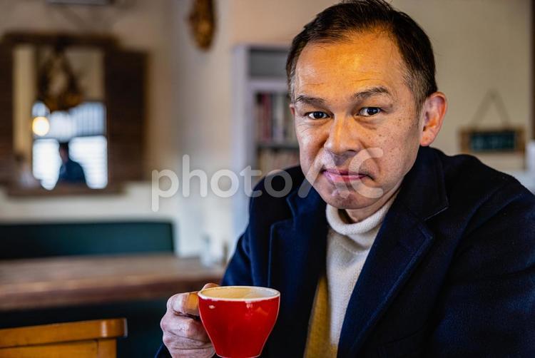 ドヤ顔　中年男性　おひとりさま　カフェ 男性,人物,日本人の写真素材