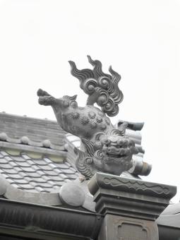 鎌倉・浄光明寺本堂屋根上の狛犬像 鎌倉・浄光明寺本堂屋根上の狛犬像の写真