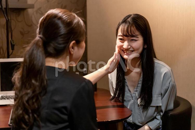 カウンセリングを受ける女性 カウンセラー,ビューティーアドバイザー,肌診断の写真素材