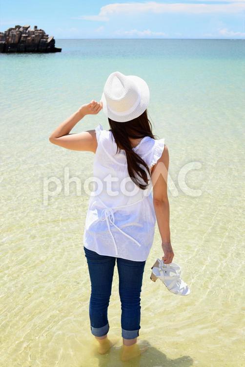 沖縄　きれいな海　女性　旅行 日本,沖縄,海の写真素材