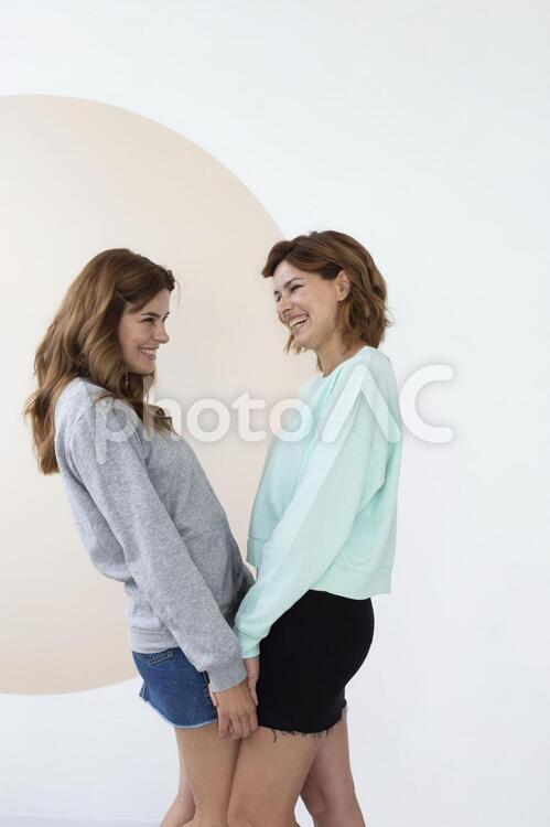 くっついて立つ双子の姉妹 双子,姉妹,女性の写真素材