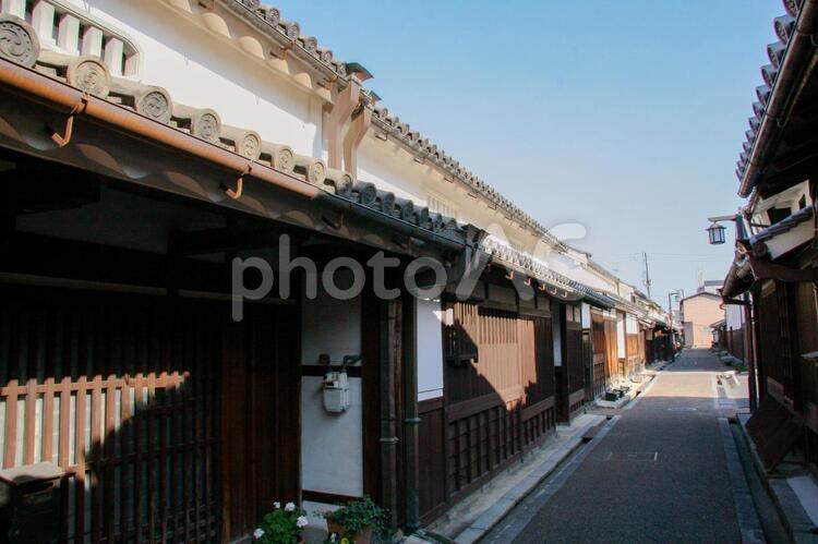 今井町・古い町屋が並ぶ狭い通り 今井町,町屋,町並みの写真素材