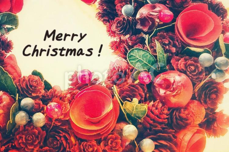 赤のリース　メリークリスマス クリスマス,リース,メリークリスマスの写真素材