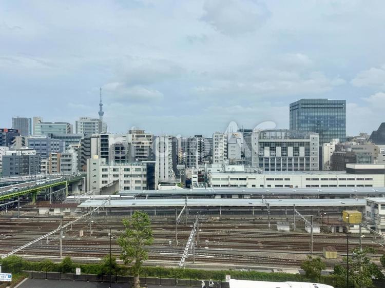 高台からの上野の街並み　曇り空 上野,東京,曇り空の写真素材