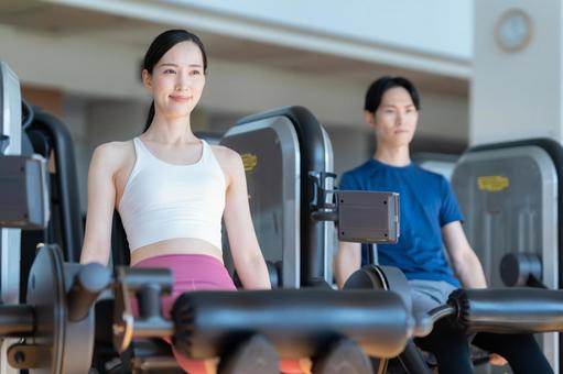 スポーツジムでトレーニングをする若い男女 スポーツジム,フィットネス,ダイエットの写真素材