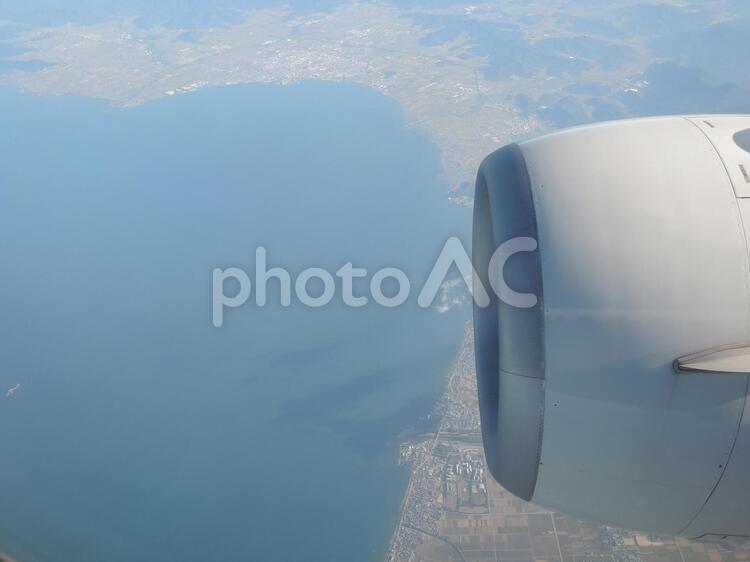 飛行機のエンジンと琵琶湖 空,飛行機,何人もありませんの写真素材