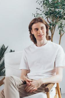 椅子に座る笑顔の男性 男性,外国人,欧米人の写真素材