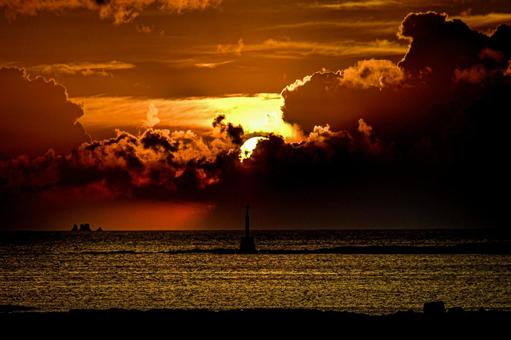 <素材>海に沈む夕日と沖の灯台の風景 <素材>海に沈む夕日と沖の灯台の風景の写真