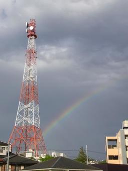 雨上がり、電波塔の脇に現れた虹 雨上がり、電波塔の脇に現れた虹 虹,空,雲の写真素材