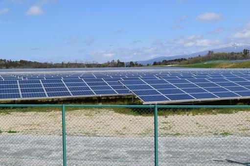 大量のソーラーパネル 大量のソーラーパネル 発電,発電所,ソーラーパネルの写真素材
