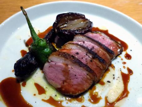 鴨肉のグリル 赤ワインソース 鴨肉のグリル 赤ワインソース ステーキ,鴨,鴨肉の写真素材