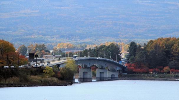 秋色の河口湖畔と河口湖大橋 紅葉,秋,河口湖大橋の写真素材