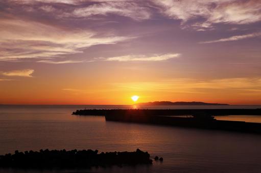 日本海の夕日（新潟県村上市笹川流れ） 夕日,夕焼け,日本海の写真素材