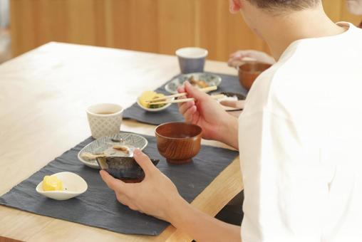 幸せそうに食事をする若いカップル 幸せそうに食事をする若いカップル 笑顔,幸せ,新婚の写真素材