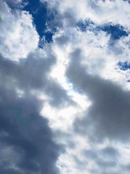 雲間から覗く日差しの写真