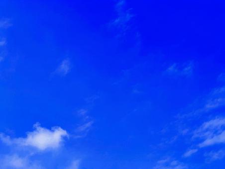 深い碧に染まる空と白い雲 深い碧に染まる空と白い雲の写真