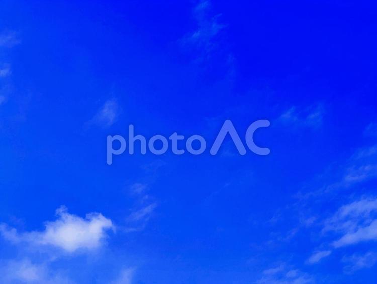 深い碧に染まる空と白い雲 空,青,雲の写真素材