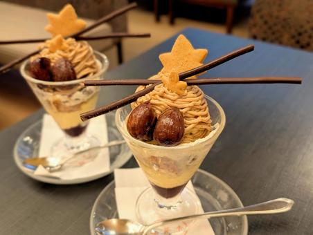 老舗喫茶店のモンブランパフェ 老舗喫茶店のモンブランパフェ モンブラン,モンブランパフェ,パフェの写真素材