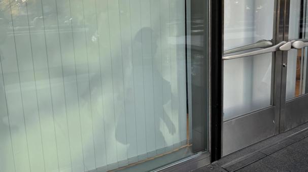 ガラスに映る人の影、シルエットの写真