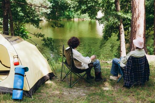 湖畔でリラックスする恋人 男女,カップル,デートの写真素材