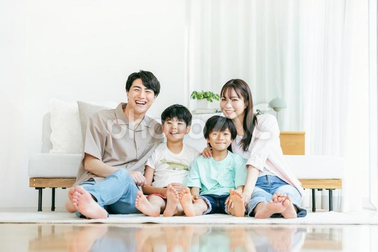 リビングでくつろぐ家族 リビングでくつろぐ家族 家族,笑顔,ソファの写真素材