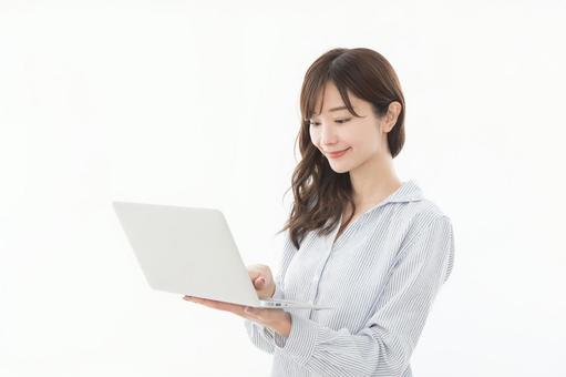 若い女性 ノートパソコン 若い女性 ノートパソコン 女性,ノートパソコン,ビジネスの写真素材