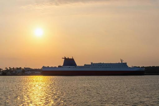 夕日を浴びて出港を待つカーフェリー 夕日を浴びて出港を待つカーフェリーの写真