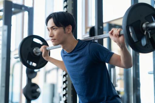 スポーツジムでトレーニングをする若い男性 スポーツジム,フィットネス,ダイエットの写真素材