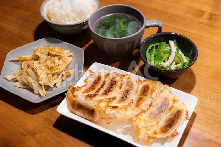 焼き餃子と彩り副菜のバランス和中華定食 餃子,焼き餃子,中華料理の写真素材