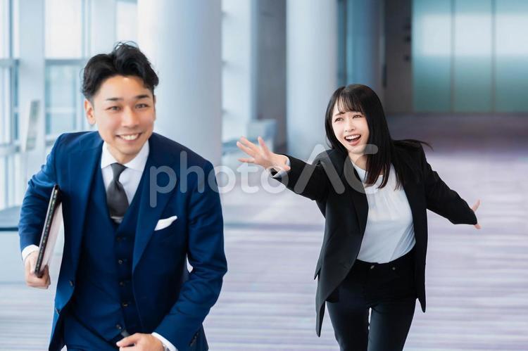 部下に追いかけられて逃げる男性上司 ビジネスウーマン,ビジネスマン,女性の写真素材