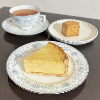 フランとスコーンでティータイム タルト,フラン,カスタードクリームの写真素材