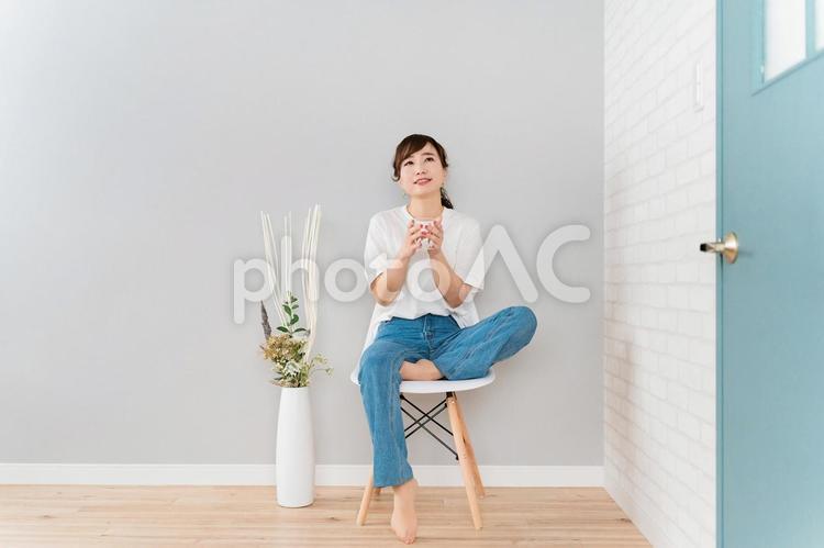 水を飲んでファスティングするアジア人女性 水,ファスティング,断食の写真素材