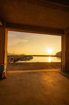 漁港から眺める夕暮れ 漁港から眺める夕暮れ 海,海岸,海岸沿いの写真素材