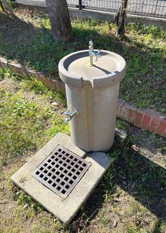 ある公園の立形水飲水栓_右_711L 水道,水飲み場,立形水飲水栓の写真素材