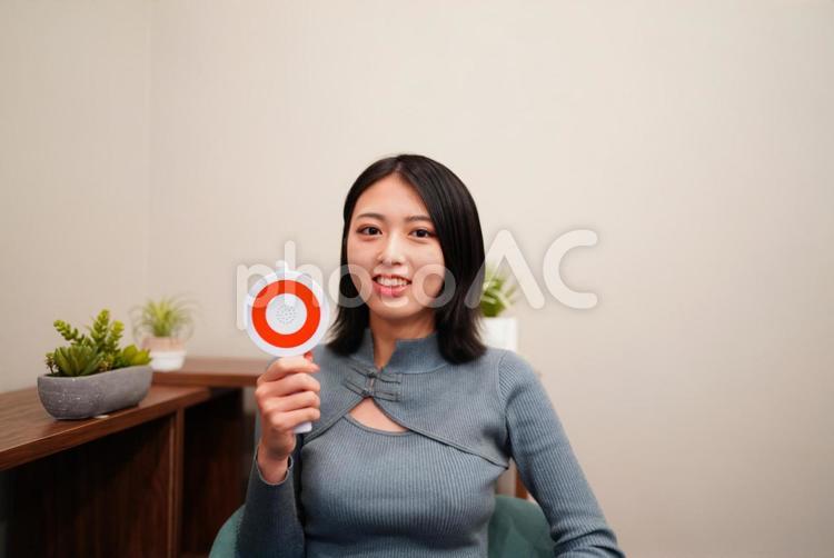クイズイメージ/マルを持つ女性 女性,生徒,メモをとるの写真素材