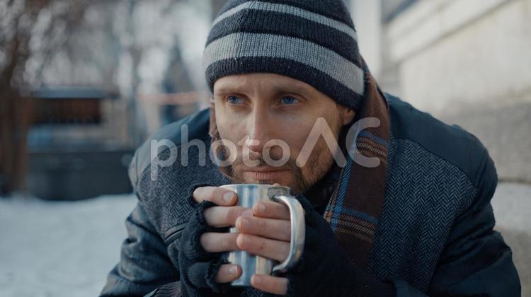 カップを持っているホームレスの男性 男性,ニット帽,人物の写真素材